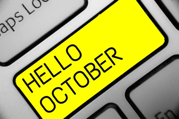 Концептуальный почерк, показывающий Hello October. Десятый месяц 30 дней Приветствие с жёлтой клавишей клавиатуры Компьютерный отражатель . — стоковое фото