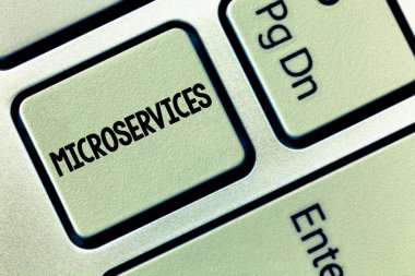 Kavramsal el Microservices gösterilen yazma. Yazılım geliştirme tekniği bina tek işlevi modül vitrine iş fotoğraf