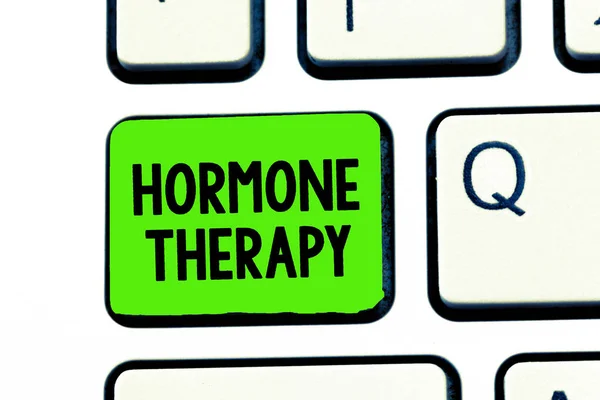 Escrita de mão conceitual mostrando terapia hormonal. Negócio foto texto uso de hormônios no tratamento de sintomas da menopausa — Fotografia de Stock