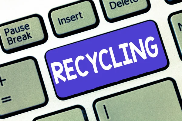 Escrita de mão conceitual mostrando reciclagem. Foto comercial mostrando a conversão de resíduos em material reutilizável para proteger o meio ambiente — Fotografia de Stock