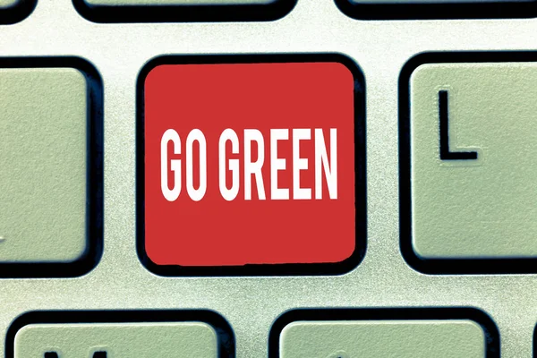 Sinal de texto mostrando Go Green. Foto conceitual tomar decisões mais ecológicas como reduzir a reciclagem — Fotografia de Stock