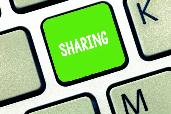 Signo de texto que muestra Compartir. Foto conceptual tienen parte de algo con otro u otros dan parte —  Fotos de Stock