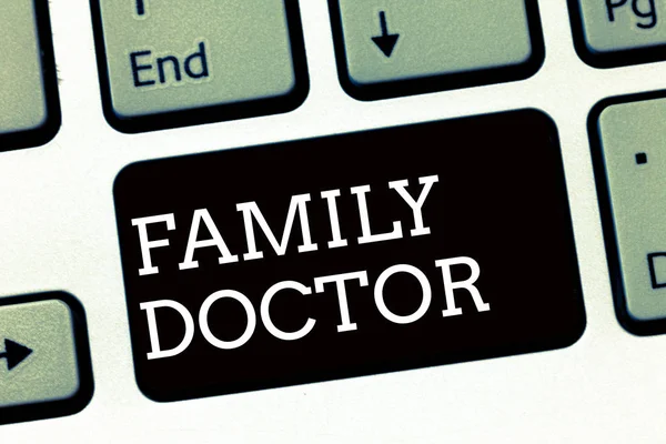 Escritura de texto a mano Doctor de Familia. Concepto significado Proporcionar atención médica integral para la presentación de todas las edades — Foto de Stock