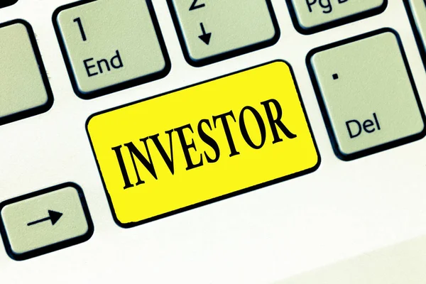 Parola scrittura testo Investitore. Concetto aziendale per dimostrare l'organizzazione che investe denaro in schemi finanziari proprietà — Foto Stock