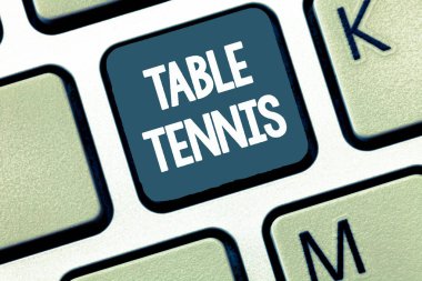 El yazısı metin Masa Tenisi. İç mekan oyun anlam kavramı küçük yarasalar ve geri dönmüş bir top ile oynadı