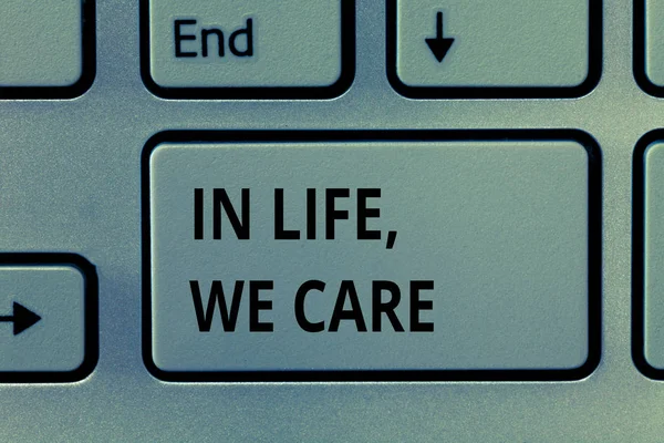 Segno di testo che mostra In Life, We Care. Foto concettuale Cura della vita di qualcuno Dare cura e attenzione — Foto Stock