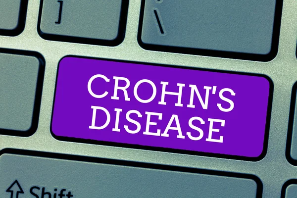 Texto de escritura de palabras Crohn s es la enfermedad. Concepto de negocio para la enfermedad inflamatoria del tracto gastrointestinal — Foto de Stock