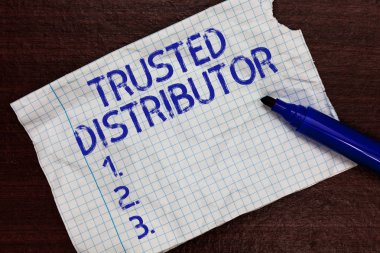 Güvenilir Distribütör gösterilen Not yazma. Yetkili tedarikçisi güvenilir toptan temsilcisi kare defter kağıt işaretleri iletişim fikirleri Expressing duygular vitrine iş fotoğraf.