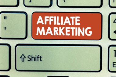 Kavramsal el Affiliate Marketing gösterilen yazma. İş fotoğraf teşvik bir komisyon kazanç başka bir demonstratings ürün tanıtımları