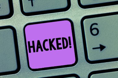 Kavramsal el Hacked gösterilen yazma. İş fotoğraf vitrine sistem veya bilgisayar siber suç verilere yetkisiz erişim elde