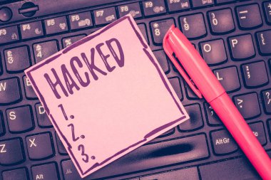 Word metin yazma Hacked. İş kavramı kazanç için yetkisiz erişim sistemi veya bilgisayar siber suç verilerde