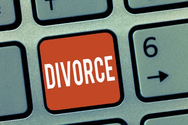 概念性的手写文字显示离婚。商业照片展示婚姻分离破裂分歧的法律解散 — 图库照片