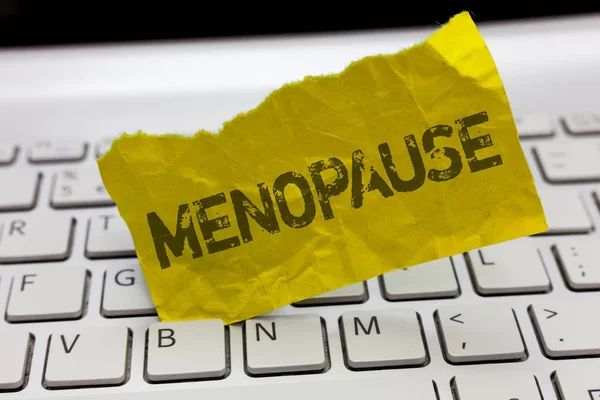 Menopoz gösterilen metin işareti. Kavramsal fotoğraf adet büyük kadınların hormonal değişiklikler dönemi kesilmesi — Stok fotoğraf
