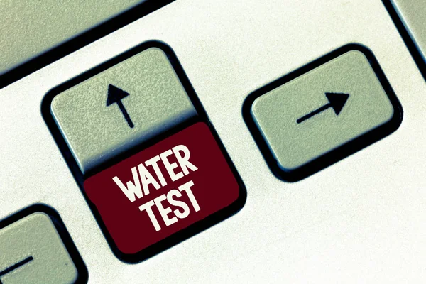 Slovo psaní textu vody Test. obchodní koncept pro odběr vzorků různých tekutých proudů a analýzu jejich kvality — Stock fotografie