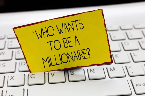 手写文字写作谁想成为百万富翁的问题。财富流转钱的概念意义游戏 — 图库照片