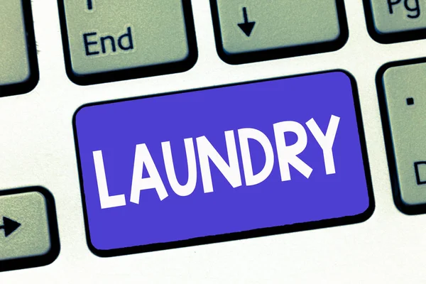 A escrever um bilhete a mostrar a lavandaria. Foto de negócios showcasing Quarto para limpeza de máquinas de lavar roupa Os tecidos de roupa precisam ser lavados — Fotografia de Stock