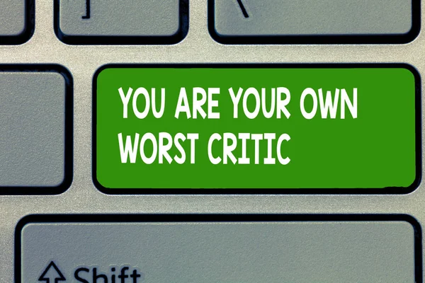 Κείμενο πινακίδα που δείχνει να είναι σας δική χειρότερος κριτικός. Εννοιολογική φωτογραφία πάρα πολύ σκληρά σε αυτο δεν σε θετική ανατροφοδότηση — Φωτογραφία Αρχείου