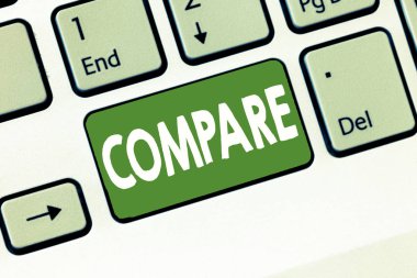 Karşılaştırmayı gösteren metin işareti. Kavramsal fotoğraf Tahmini Ölçüm Aradaki benzerliklere dikkat edin