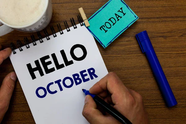 Escribiendo nota mostrando Hello October. Muestra de fotos de negocios Último trimestre Décimo mes 30days Temporada Saludo Hombre con marcador portátil pinza de ropa recordatorio mesa de madera café . —  Fotos de Stock