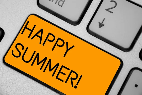 A kézírás szöveg boldog nyár. Koncepció, ami azt jelenti, strandok napsütés meleg napos pihenés szezon napforduló billentyűzet narancssárga kulcs szándék számítógép számítástechnika elmélkedés dokumentum létrehozása. — Stock Fotó