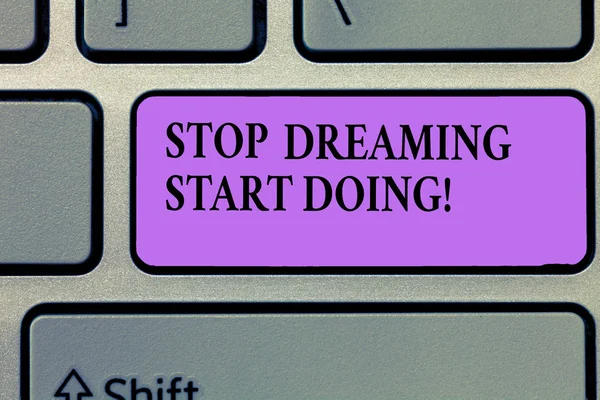 Escribir nota que muestra Stop Dreaming Start Doing. Exhibición de fotos de negocios Ponga sus sueños en acción Materializarlo —  Fotos de Stock