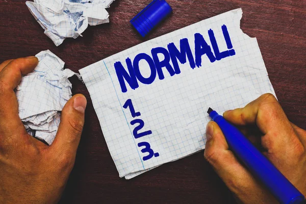 Manuscrito texto escrita Normal. Conceito significado Conformando-se com um padrão normal típico esperado tradicional Homem segurando marcador caderno página amassado papéis várias tentativas de erros . — Fotografia de Stock