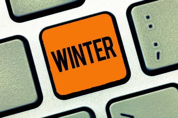冬のテキストの書き込みを単語します。北半球年 2 月への 12 月の寒い季節のビジネス コンセプト — ストック写真