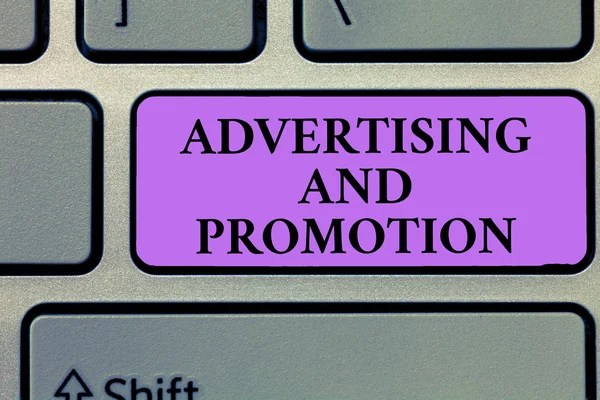 Σύνταξη σημείωσης προβολή διαφήμισης και προώθησης. Επαγγελματίες φωτογραφία επιδεικνύοντας ελεγχόμενη και πληρωμένος μάρκετινγκ δραστηριότητα στα μέσα ενημέρωσης — Φωτογραφία Αρχείου