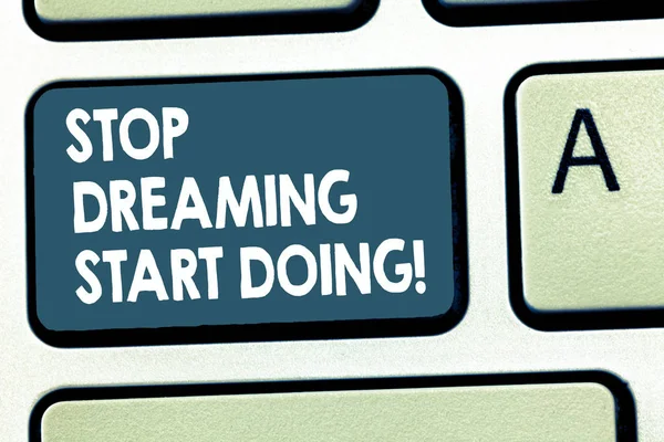 Escritura manual conceptual que muestra Stop Dreaming Start Doing. Exhibición de fotos de negocios Ponga sus sueños en acción Materializarlo — Foto de Stock