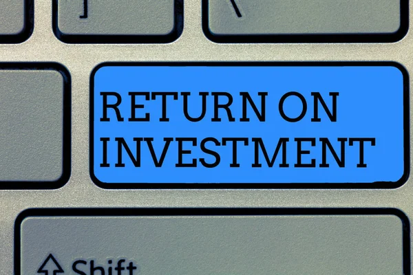 Segno di testo che mostra il ritorno sull'investimento. Rapporto foto concettuale tra Utile netto e Costo investito — Foto Stock