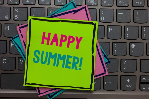 Handgeschreven tekst schrijven Happy Summer. Begrip betekenis stranden Sunshine ontspanning warme zonnige seizoen Solstice Papers herinneringen toetsenbord inspiratie communiceren aantekeningen Type computer. — Stockfoto