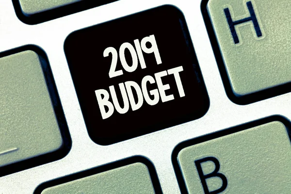 Χειρόγραφο κείμενο γράφοντας 2019 προϋπολογισμού. Έννοια έννοια επιχείρηση χρηματοδοτικό σχέδιο για το νέο έτος στρατηγικής επενδύσεων — Φωτογραφία Αρχείου
