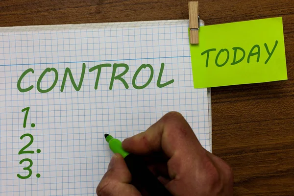 Word tekst intoetsen controle. Bedrijfsconcept voor macht om te beïnvloeden gedrag van directe acties gang van zaken Man houden marker notebook wasknijper houdt herinnering houten achtergrond. — Stockfoto