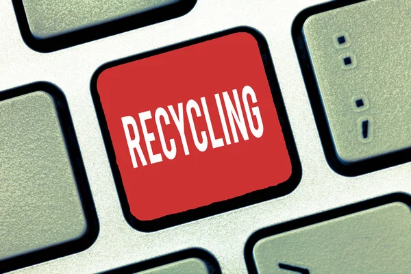 Scrittura di testo a mano Riciclaggio. Concetto che significa trasformare i rifiuti in materiale riutilizzabile per proteggere l'ambiente — Foto Stock