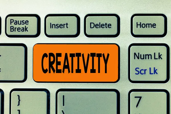 Word pisanie tekstu kreatywności. Koncepcja biznesowa do korzystania z wyobraźni lub oryginalnych pomysłów, aby stworzyć coś — Zdjęcie stockowe