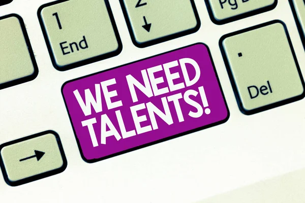 Escribir texto a mano Necesitamos talentos. Concepto que significa buscar reclutadores creativos para unirse a la empresa o el equipo —  Fotos de Stock