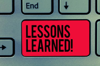 Ders Öğrenilmiş 'i gösteren metin işareti. Kavramsal fotoğraf bilgisi olumlu ve olumsuz deneyimleri yansıtır