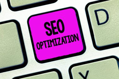 Seo Optimizasyon 'u gösteren bir not yazıyorum. Web sitesi veya sayfanın çevrimiçi görünürlüğünü etkileyen iş fotoğrafı gösterme süreci
