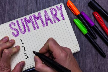 Metin işareti Özeti gösteriliyor. Kavramsal fotoğraf kısa açıklama soyut konu özlü kısaltılmış sürümü marker defter kağıt iletişim fikirleri ahşap arka plan tutan adam.