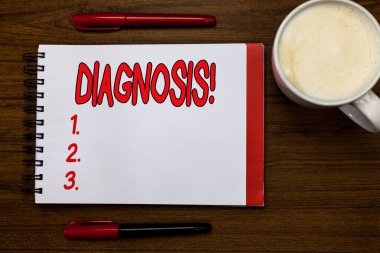 Tanı yazma el yazısı metin. Hastalık doğası kimlik veya başka bir sorun muayene açık defter işaretleri ilham tarafından anlam kavramı fikirler ahşap masa fincan kahve iletişim.