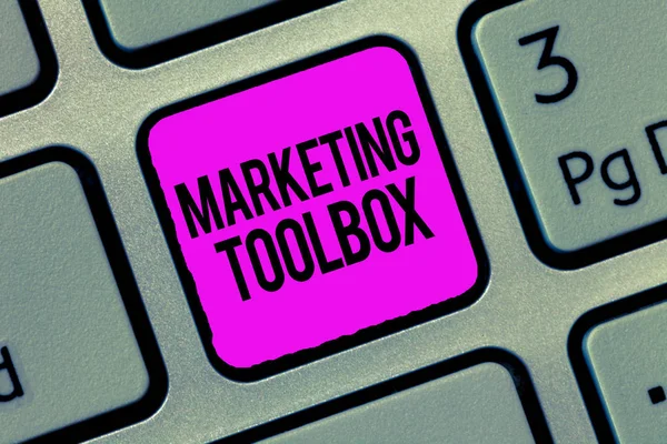 Escrita de mão conceitual mostrando Marketing Toolbox. Foto de negócios que mostra meios na promoção de um produto ou serviços Automação — Fotografia de Stock
