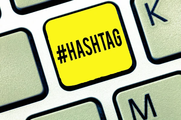 Escribir texto a mano Hashtag. Concepto que significa etiqueta de Internet para redes sociales Estrategia de motor de búsqueda de comunicación — Foto de Stock
