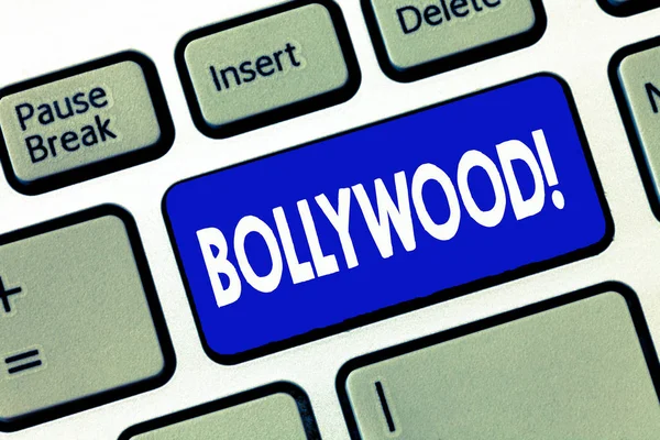 テキストを書き込むボリウッドを単語します。インドの人気のある映画映画業界ムンバイ撮影のビジネス コンセプト — ストック写真