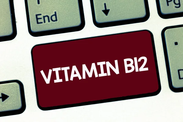Schriftzug Vitamin b12. Konzept der Substanzgruppe, die für das Funktionieren bestimmter Enzyme unentbehrlich ist — Stockfoto