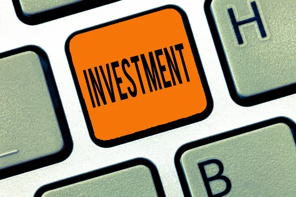 Escrita de mão conceitual mostrando Investimento. Texto da foto do negócio Ação ou processo de investir dinheiro para obter lucro — Fotografia de Stock
