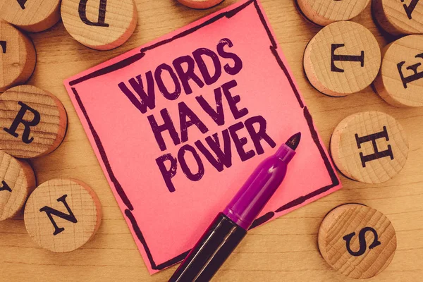 Het schrijven van opmerking woorden hebben macht te tonen. Zakelijke foto presentatie van energie vermogen om te genezen van hulp belemmeren nederig en vernederen — Stockfoto