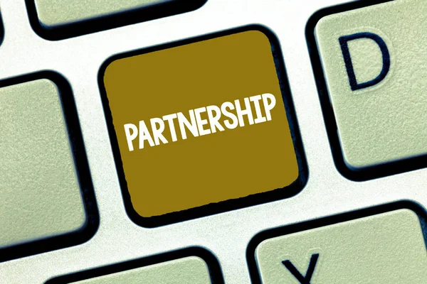 Fogalmi kézzel írás partnerség mutatja. Bemutatják két vagy több találat partneri együttműködés egység Szövetsége üzleti fotó — Stock Fotó