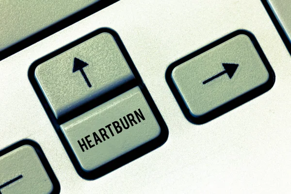 Texto de escritura Heartburn. Concepto que significa Irritación del esófago Reflujo ácido Dolor ardiente en el pecho — Foto de Stock