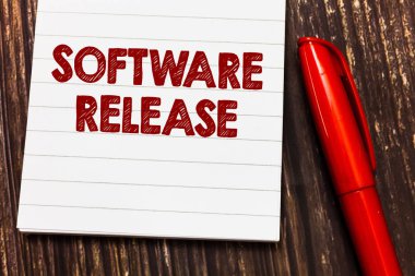 Yazılım Salımı 'nı gösteren kavramsal el yazısı. Program için geliştirme aşamaları ve olgunluk gösteren iş fotoğrafı