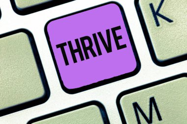 Kavramsal el Thrive gösterilen yazma. İş fotoğraf vitrine düşünüyorum olumlu zenginleşeceklerini ve Blossom zaman güzelleşmek için devam